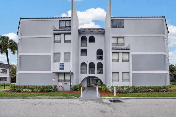 $2,200 | 1900 North Congress Avenue, Unit 201, West Palm Beach, FL 33401