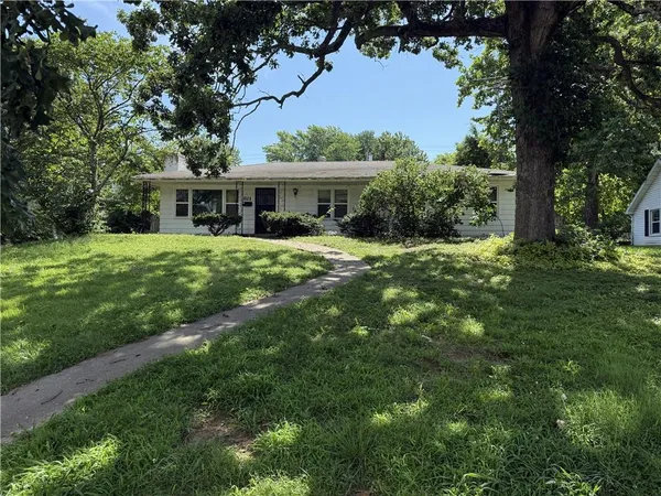 $1 | 811 South Main Street, Nevada, MO 64772