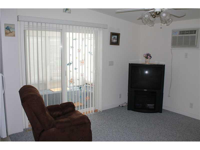412 Post Road, Unit 136 Wells, ME 04090 - Photo 6 of 22 Living Room.