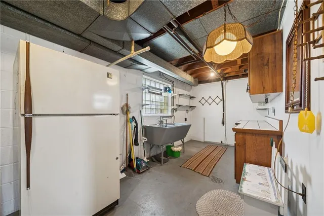 a view of entryway and kitchen