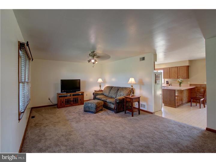 6410 Pearsons Corner Road Dover, DE 19904 - Photo 3 of 25 Living Room
