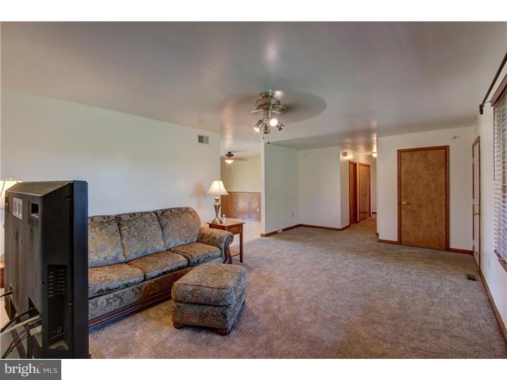 6410 Pearsons Corner Road Dover, DE 19904 - Photo 4 of 25 Living Room