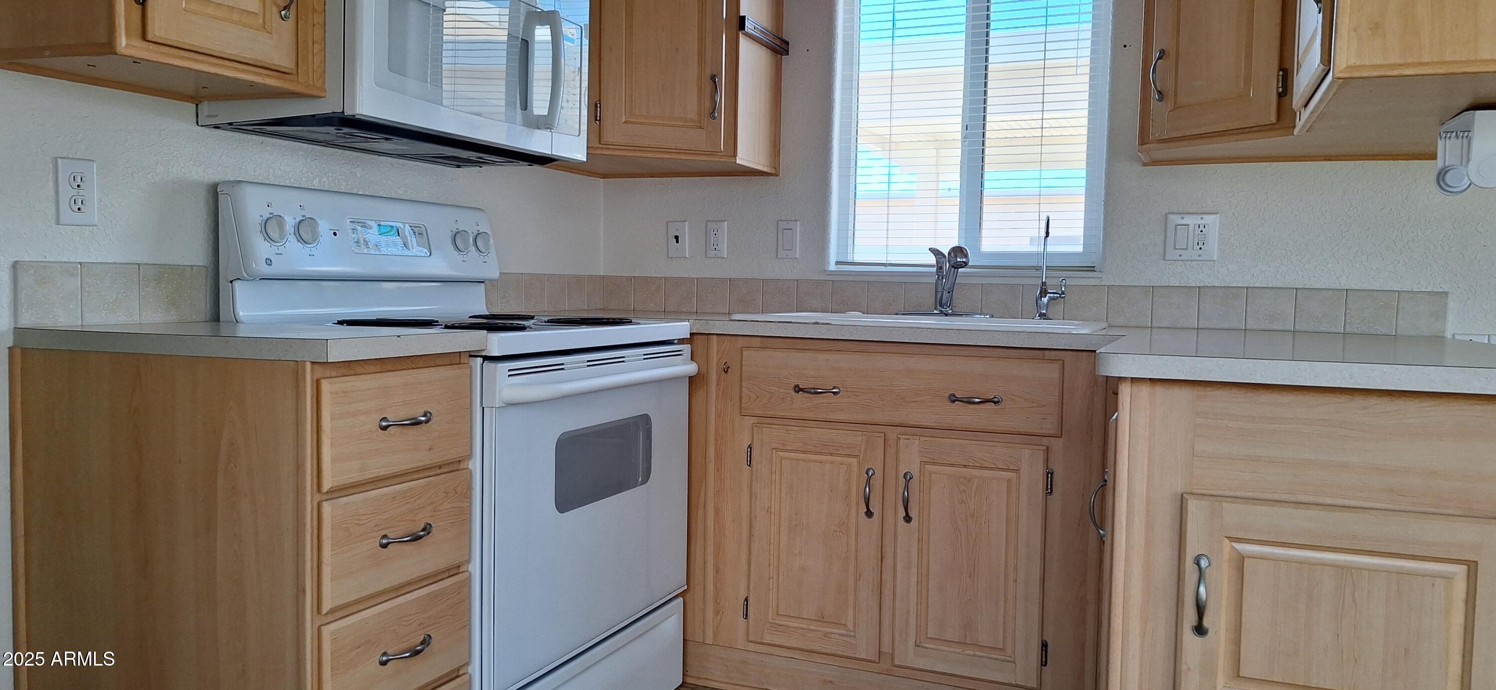 17200 West Bell Road, Unit 1501 Surprise, AZ 85374 - Photo 5 of 8 Kitchen