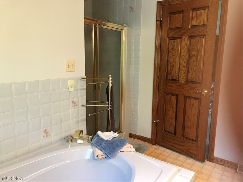3575 Easy Street Canfield, OH 44406 - Photo 22 of 26 Master Bath with double sinks