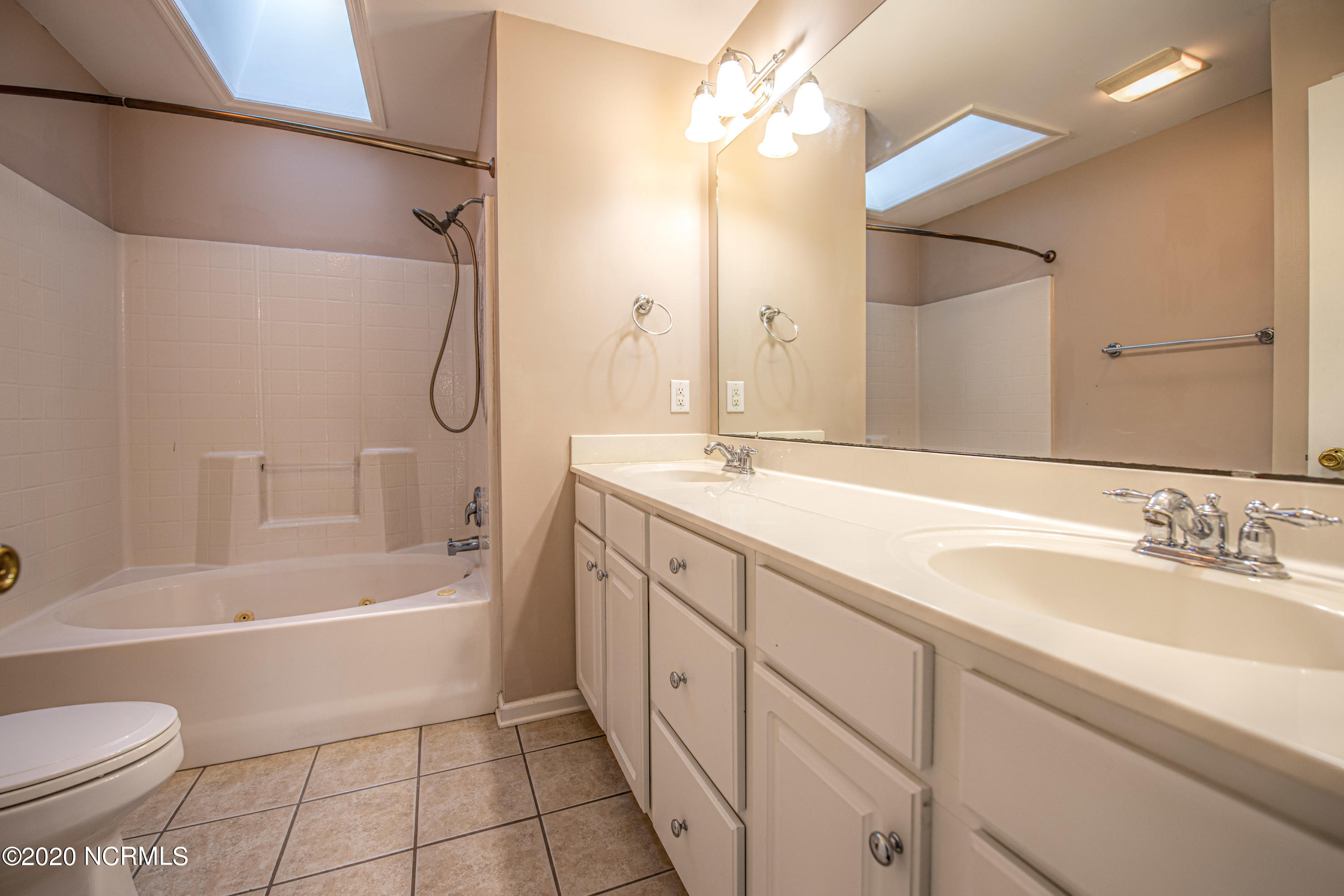 175 Goose Creek Road New Bern, NC 28562 - Photo 15 of 25 Master Bathroom