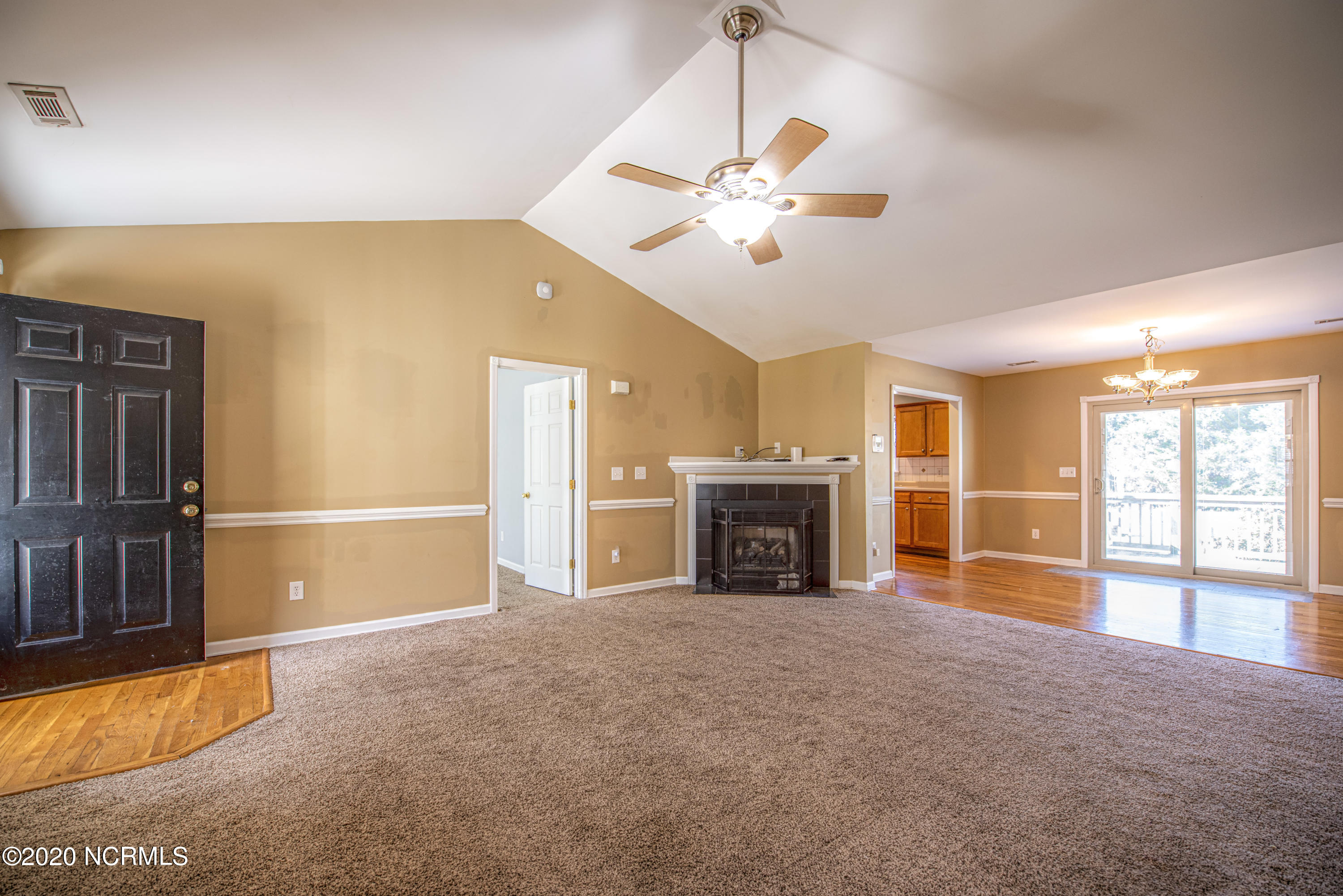 175 Goose Creek Road New Bern, NC 28562 - Photo 2 of 25 Living Room