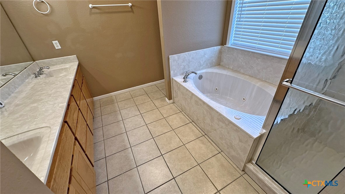 729 Armadillo Lane Kempner, TX 76539 - Photo 28 of 45 a bathroom with a bathtub