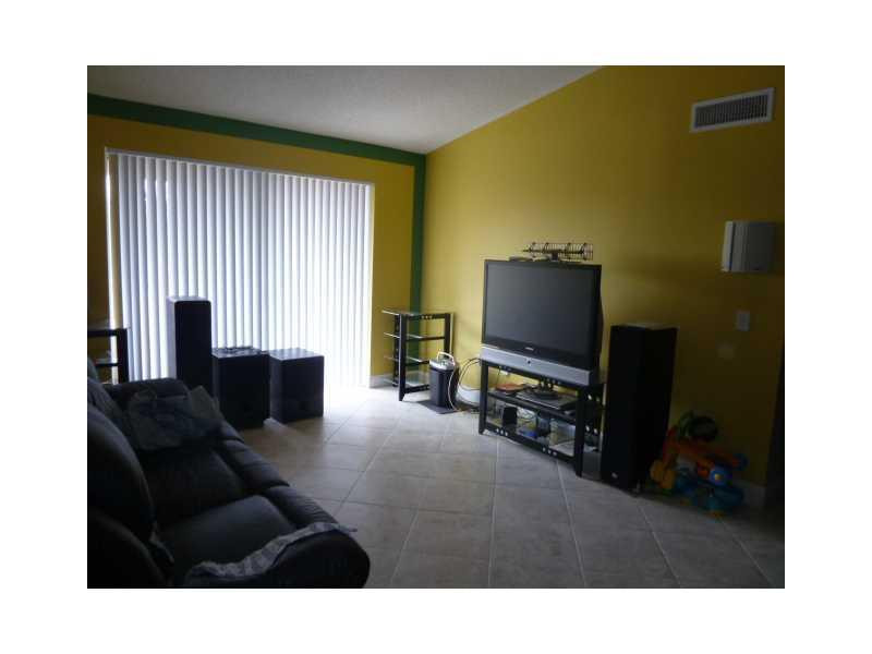 8060 North Nob Hill Road, Unit 305 Tamarac, FL 33321 - Photo 4 of 15 Family/Great Room