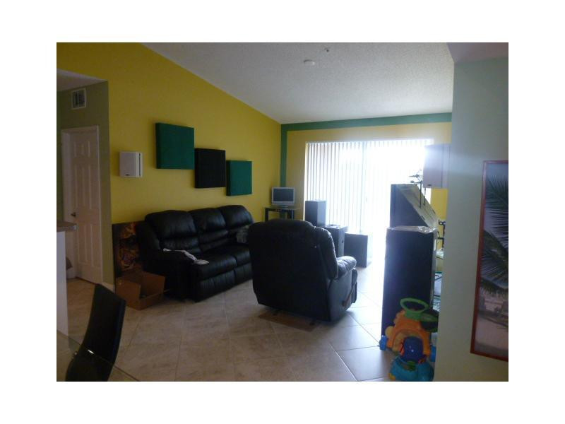 8060 North Nob Hill Road, Unit 305 Tamarac, FL 33321 - Photo 5 of 15 Family/Great Room