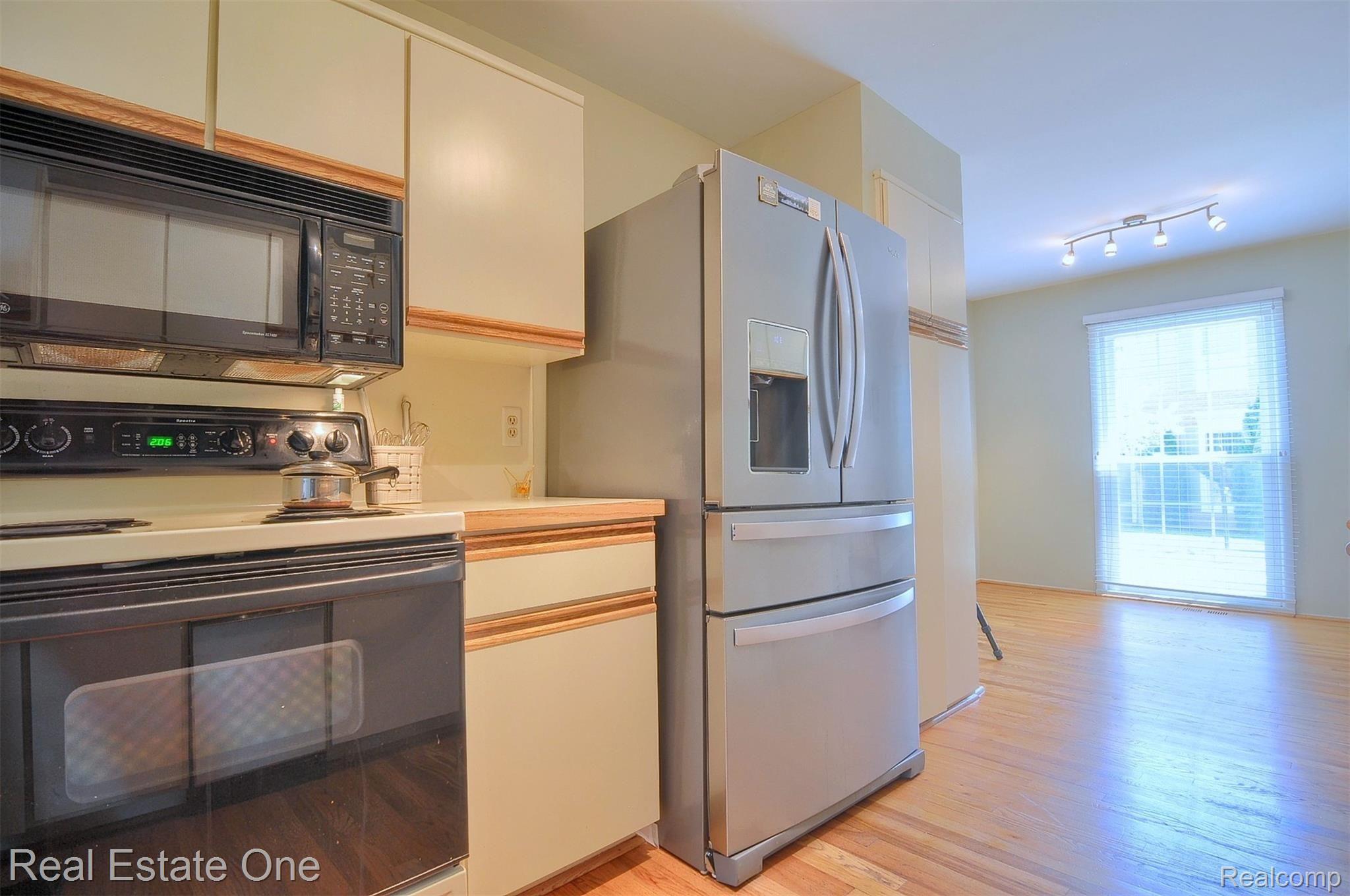 1407 Paddle Wheel Lane, Unit 43 Rochester, MI 48306 - Photo 10 of 26 10-Kitchen-3rd-View.jpg
