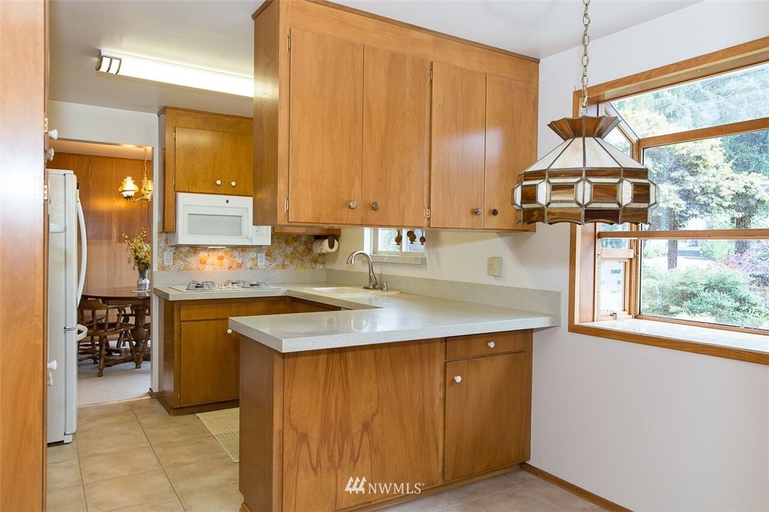 694 13th Way Southwest Edmonds, WA 98020 - Photo 3 of 25 Gallery Image 3