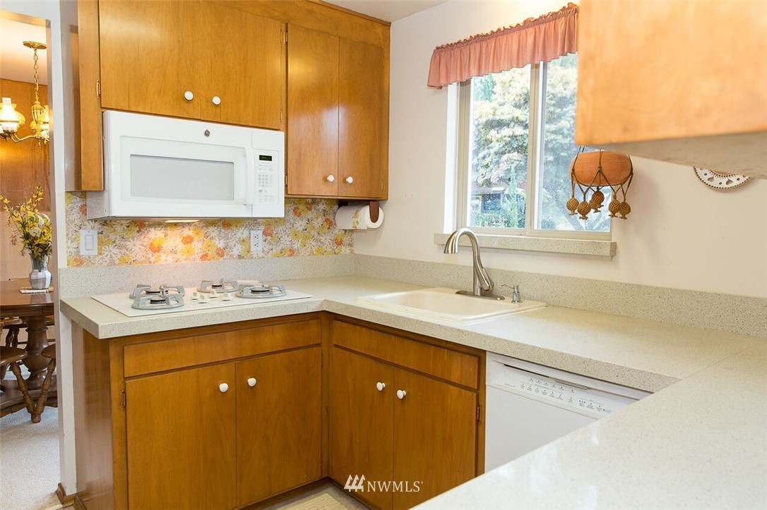 694 13th Way Southwest Edmonds, WA 98020 - Photo 8 of 25 Gallery Image 8