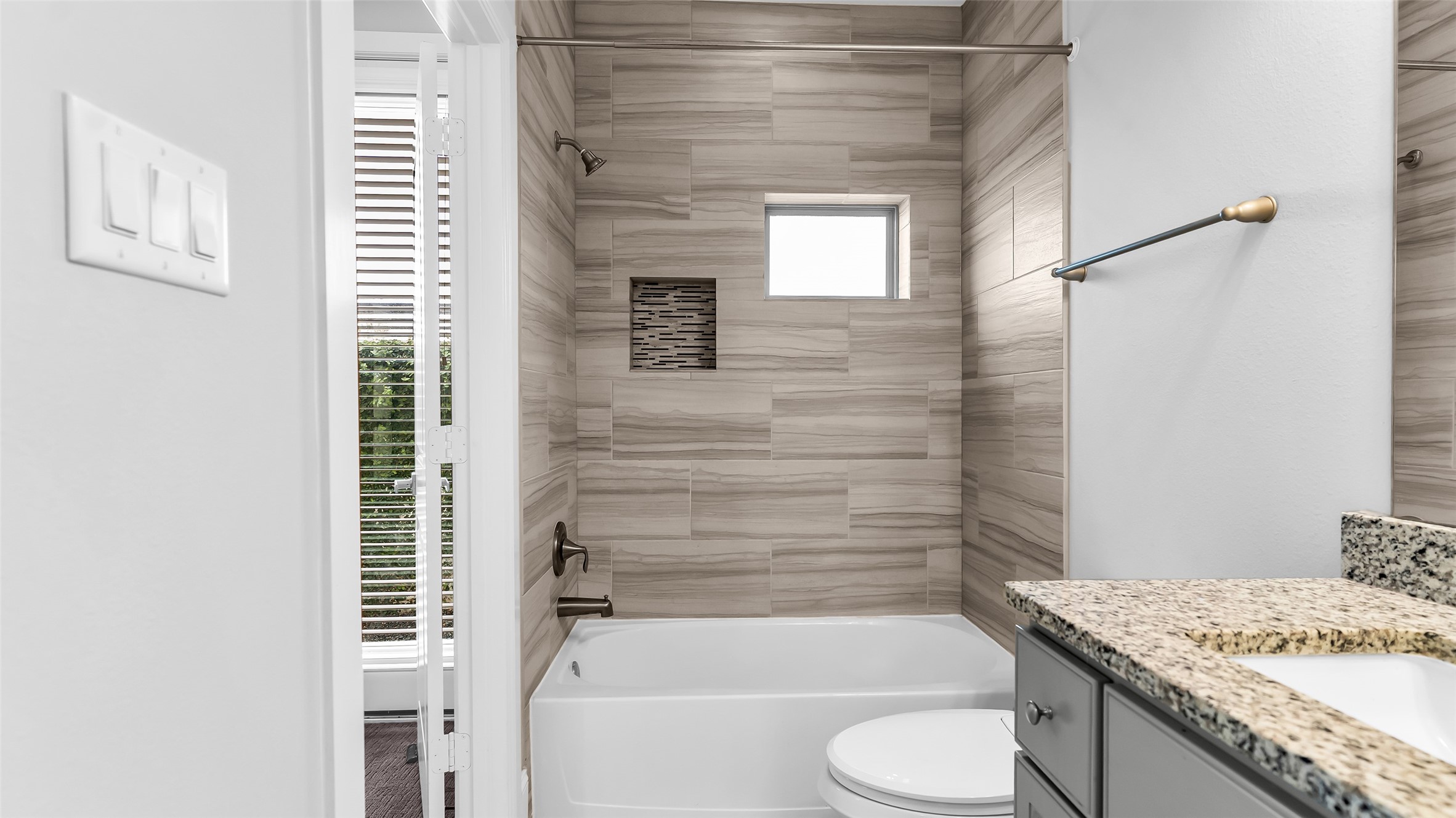 5429 Larkin Street Houston, TX 77007 - Photo 11 of 47 a bathroom with a granite countertop toilet sink and bathtub