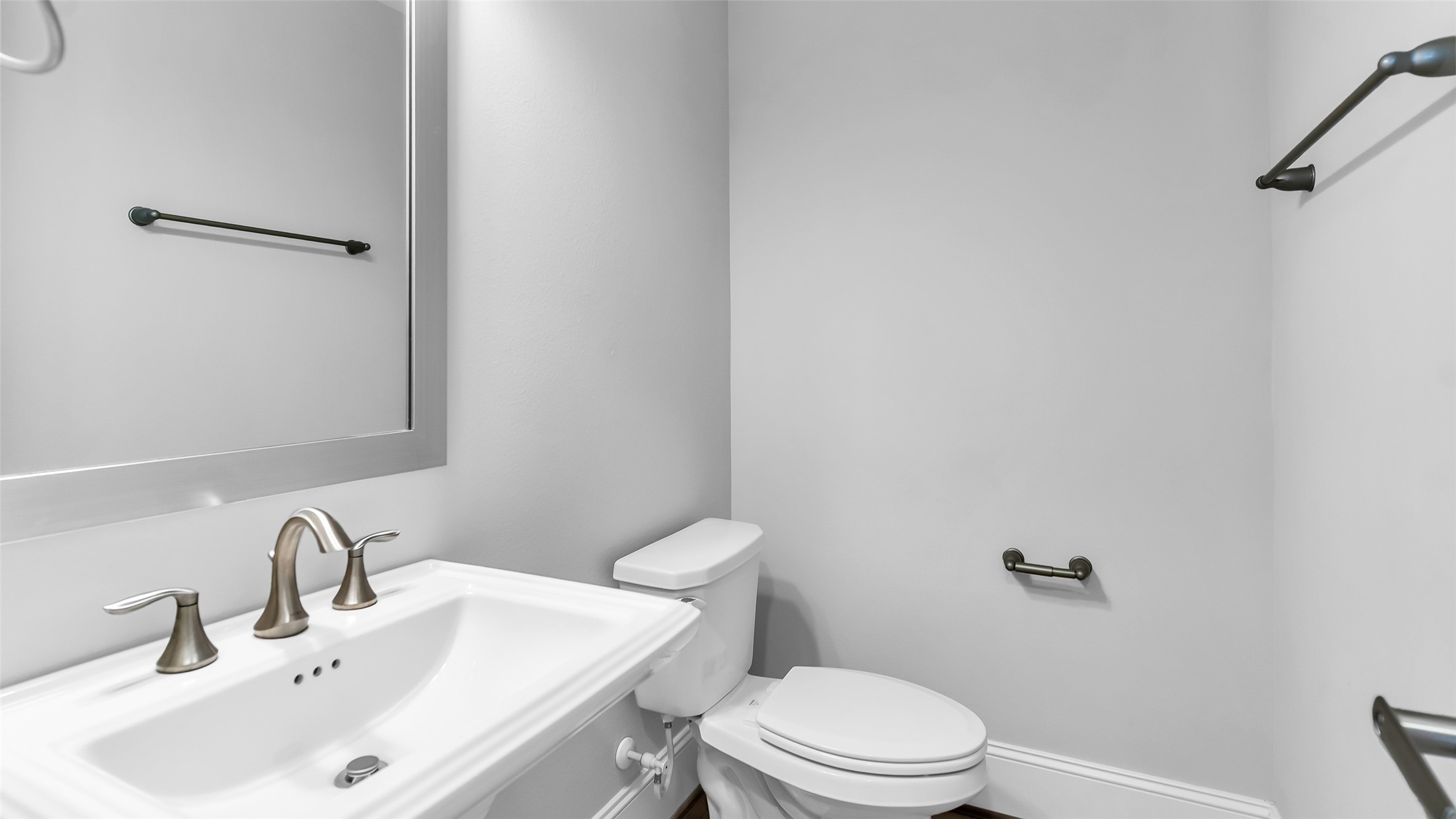 5429 Larkin Street Houston, TX 77007 - Photo 24 of 47 a bathroom with a sink a toilet and a mirror