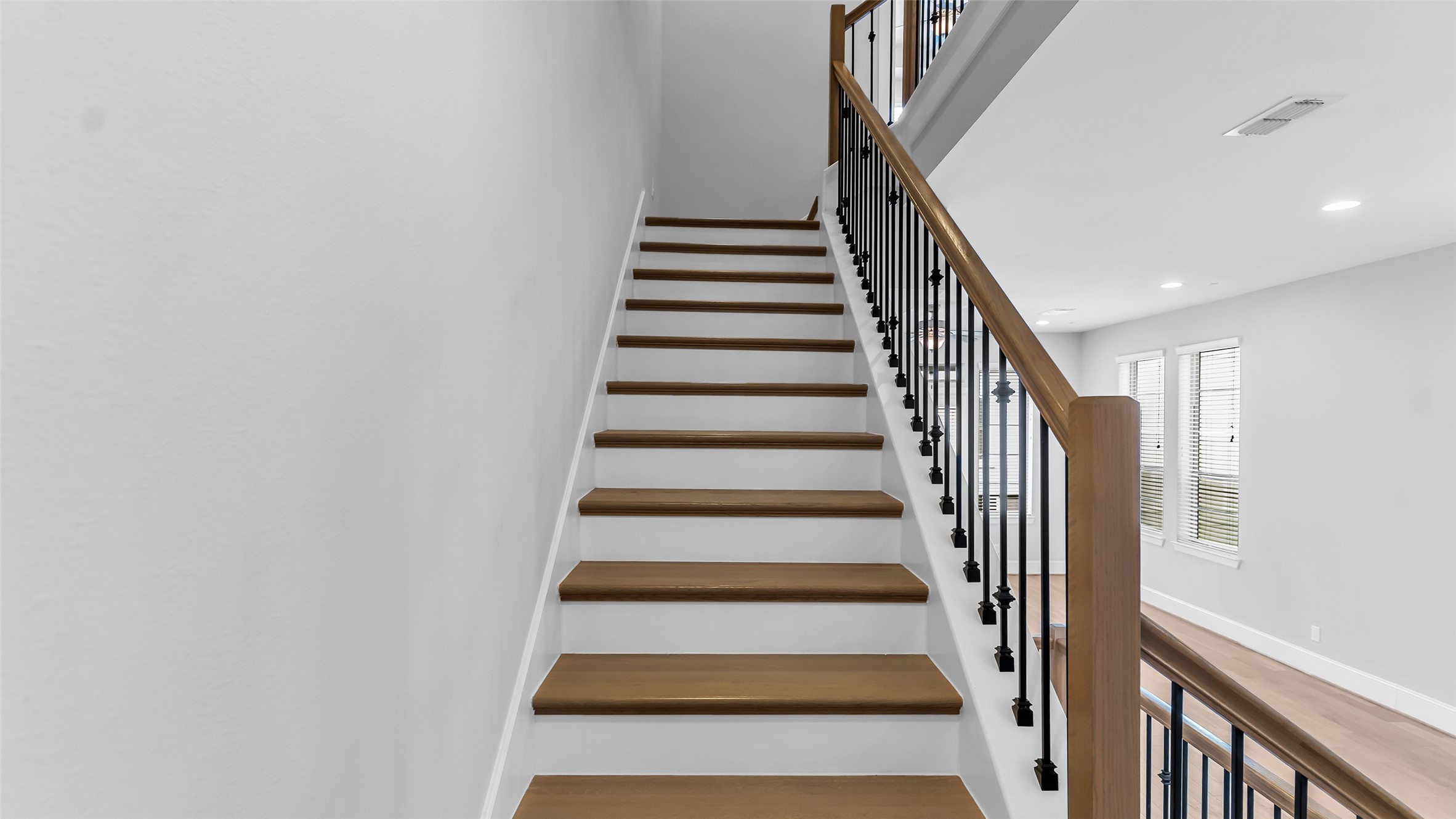 5429 Larkin Street Houston, TX 77007 - Photo 25 of 47 a view of entryway