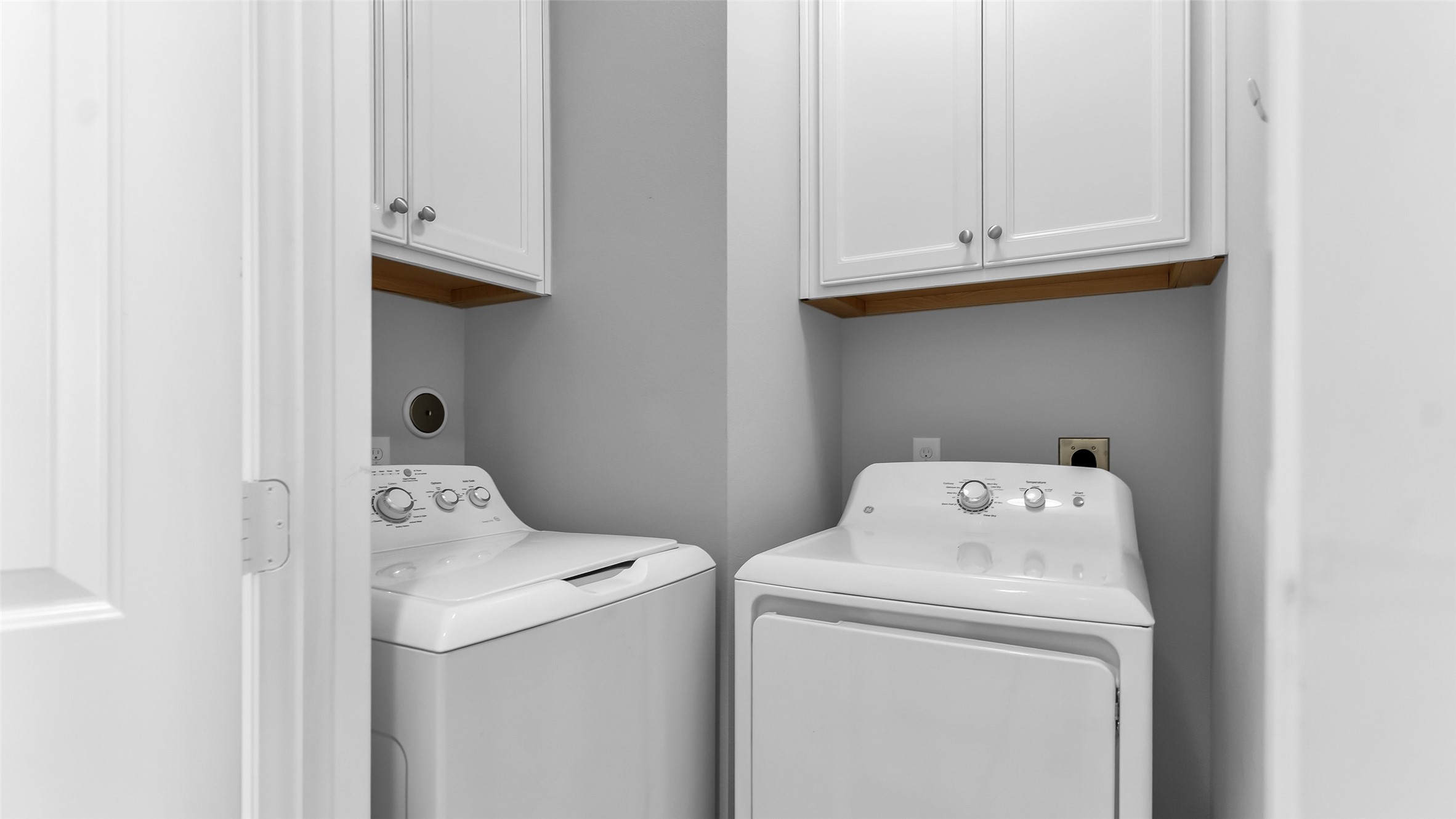 5429 Larkin Street Houston, TX 77007 - Photo 34 of 47 a utility room with dryer and washer