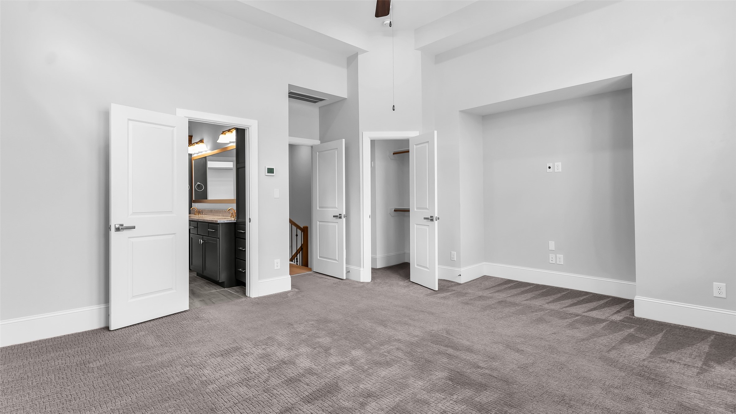 5429 Larkin Street Houston, TX 77007 - Photo 36 of 47 an empty room with closet and a bathroom