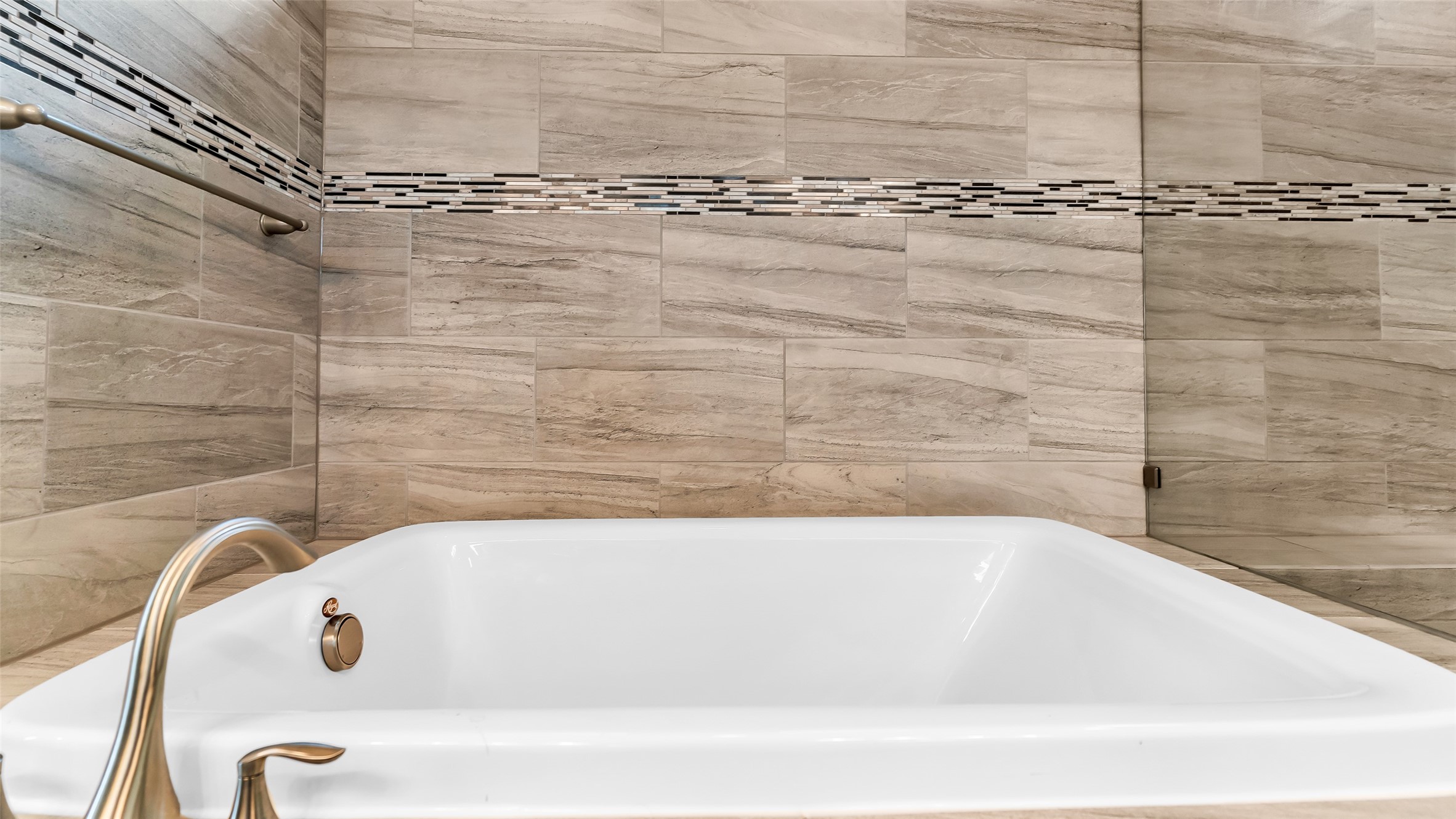 5429 Larkin Street Houston, TX 77007 - Photo 38 of 47 a bathroom with a bathtub