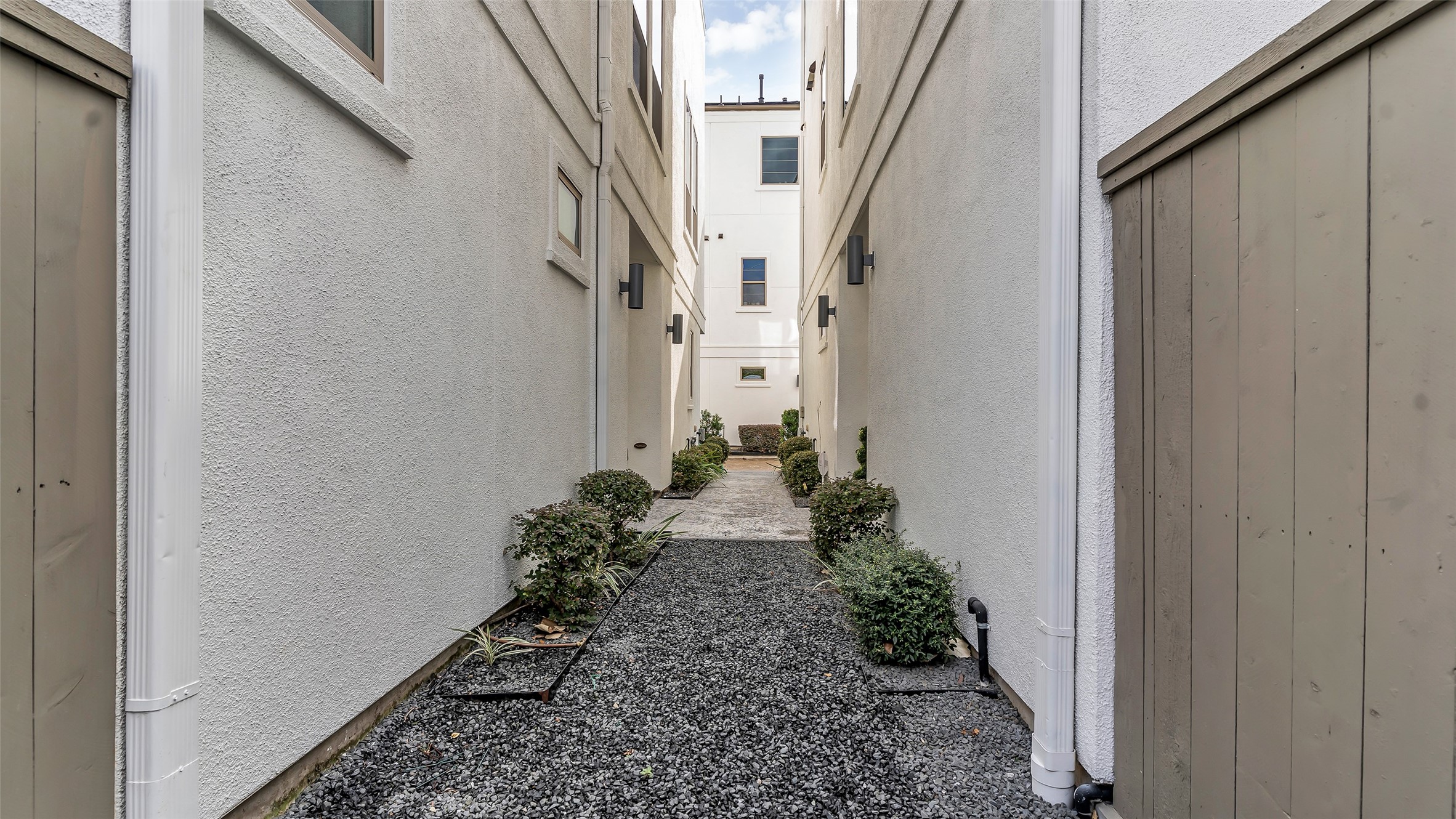 5429 Larkin Street Houston, TX 77007 - Photo 43 of 47 a view of a pathway besides a house