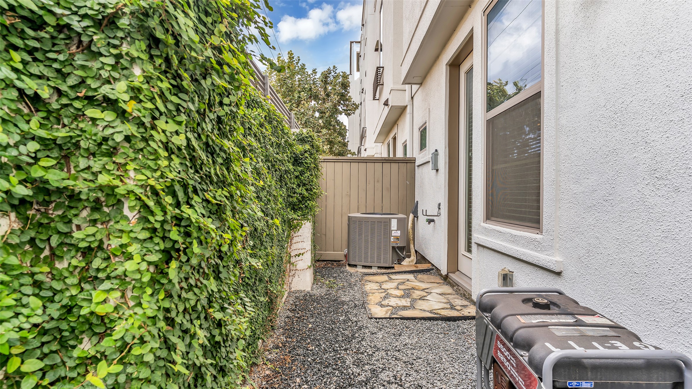 5429 Larkin Street Houston, TX 77007 - Photo 44 of 47 a backyard of a house with lots of green space