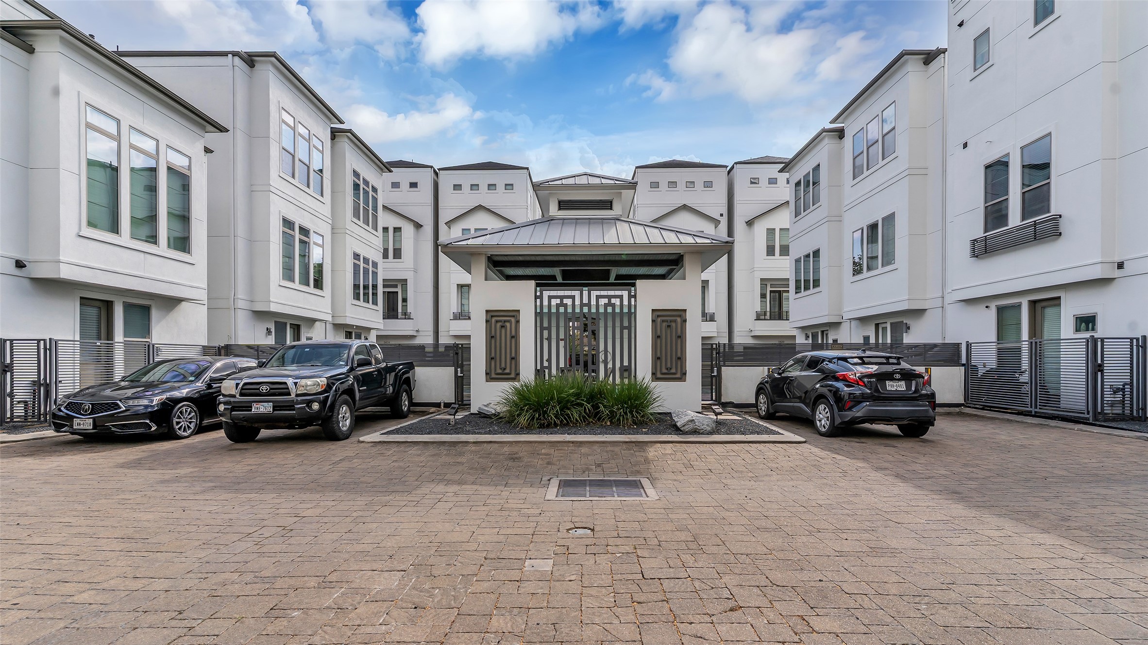 5429 Larkin Street Houston, TX 77007 - Photo 47 of 47 a car parked in front of a brick building