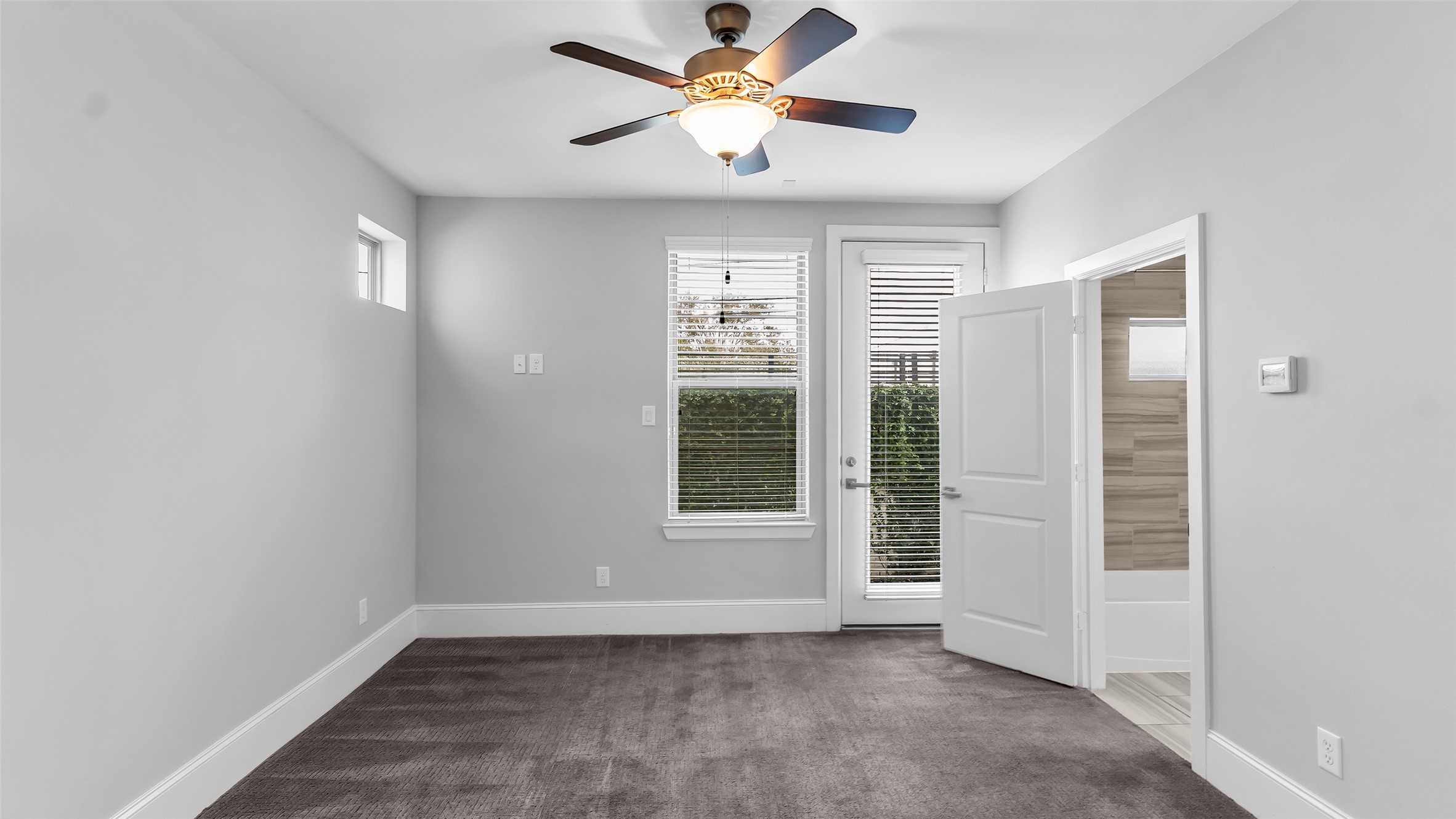 5429 Larkin Street Houston, TX 77007 - Photo 8 of 47 a view of an empty room with a window