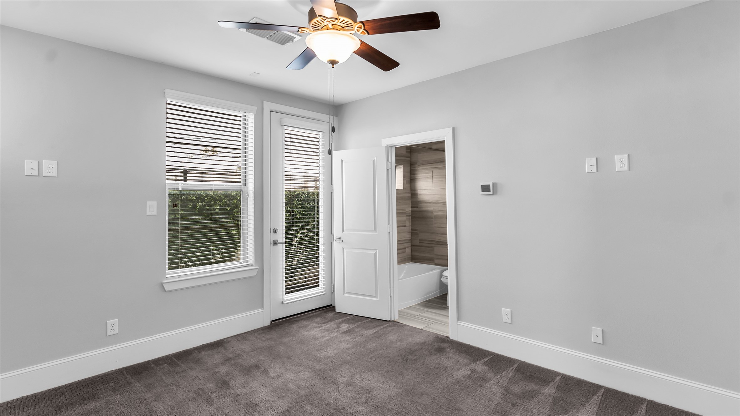 5429 Larkin Street Houston, TX 77007 - Photo 10 of 47 an empty room with windows and fan