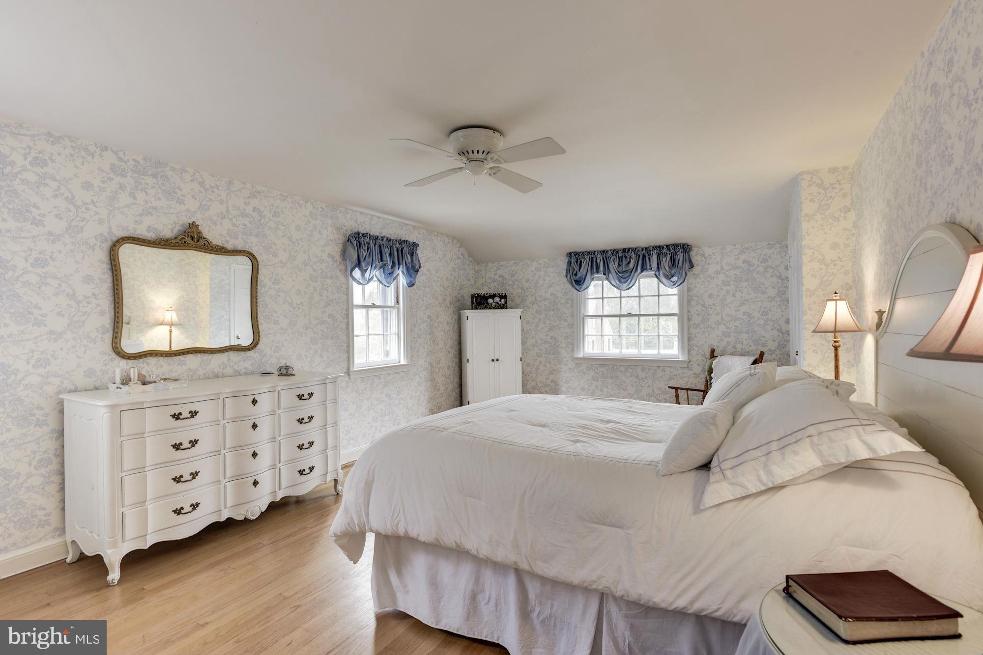 604 Coventry Road Towson, MD 21286 - Photo 14 of 29 Extra-large master BR w/ 2 closets, full bath.
