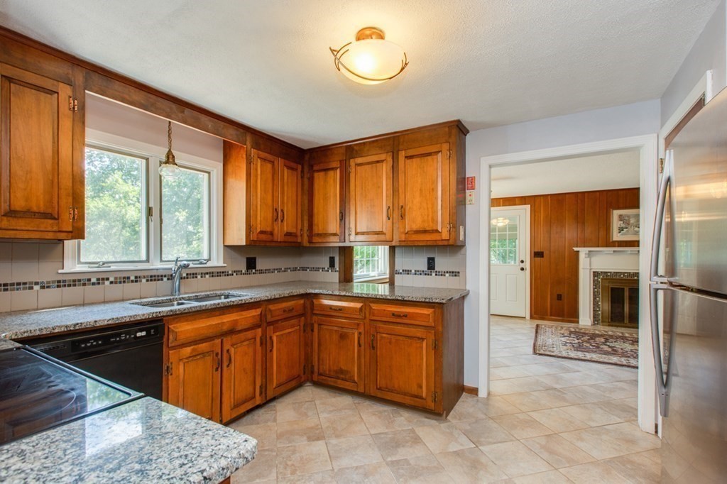 54 Park Road Chelmsford, MA 01824 - Photo 5 of 29