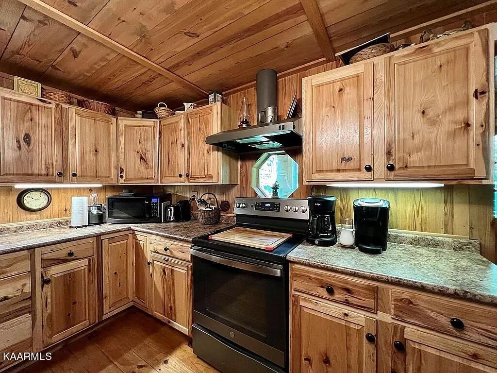 618 Coon Hollow Road Sunbright, TN 37872 - Photo 11 of 60 Main Cabin Cooking center