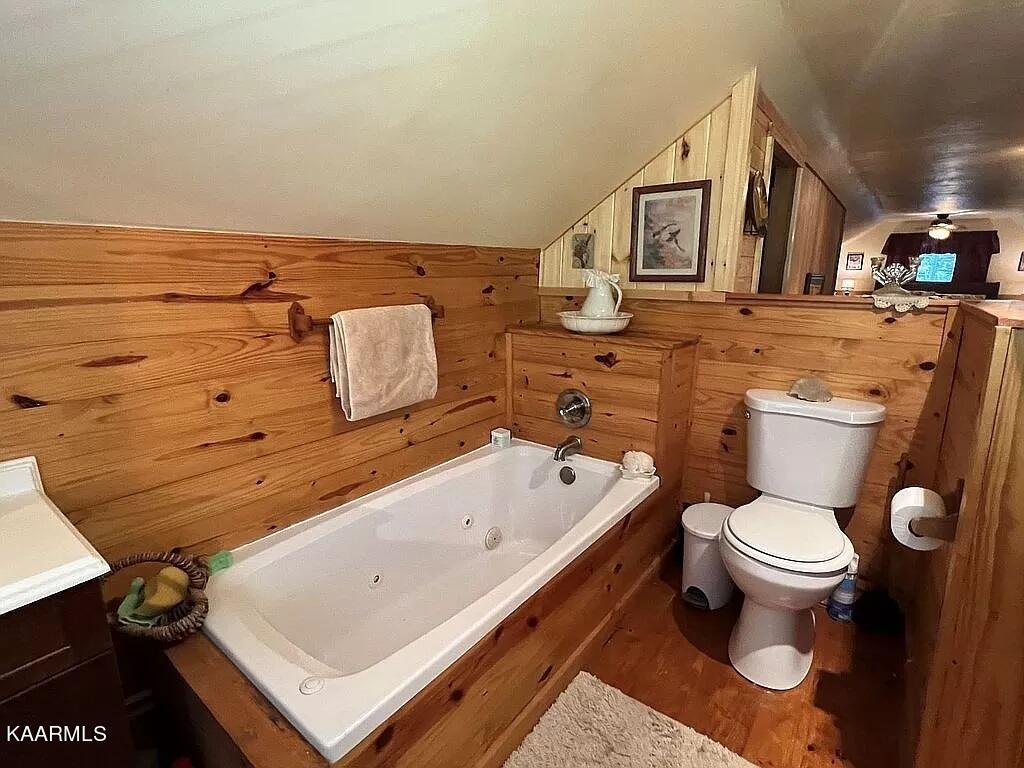 618 Coon Hollow Road Sunbright, TN 37872 - Photo 14 of 60 Main Cabin Suite bath 2