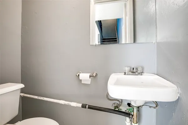 $1,050 | 2215 Mission Hill Drive, Unit 104, Austin, TX 78741