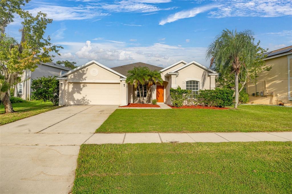 2172 The Oaks Boulevard Kissimmee, FL 34746 - Photo 6 of 81 a front view of house with yard and green space