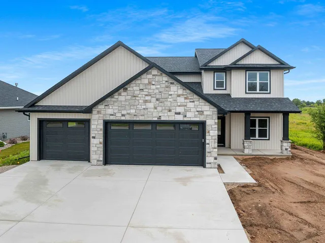 $699,900 | 3728 Rustic Ledge Way, De Pere, WI 54115