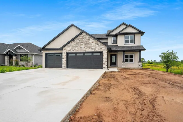 $699,900 | 3728 Rustic Ledge Way, De Pere, WI 54115