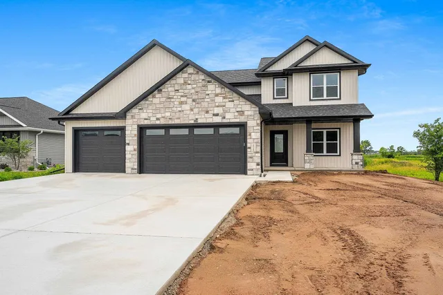$699,900 | 3728 Rustic Ledge Way, De Pere, WI 54115