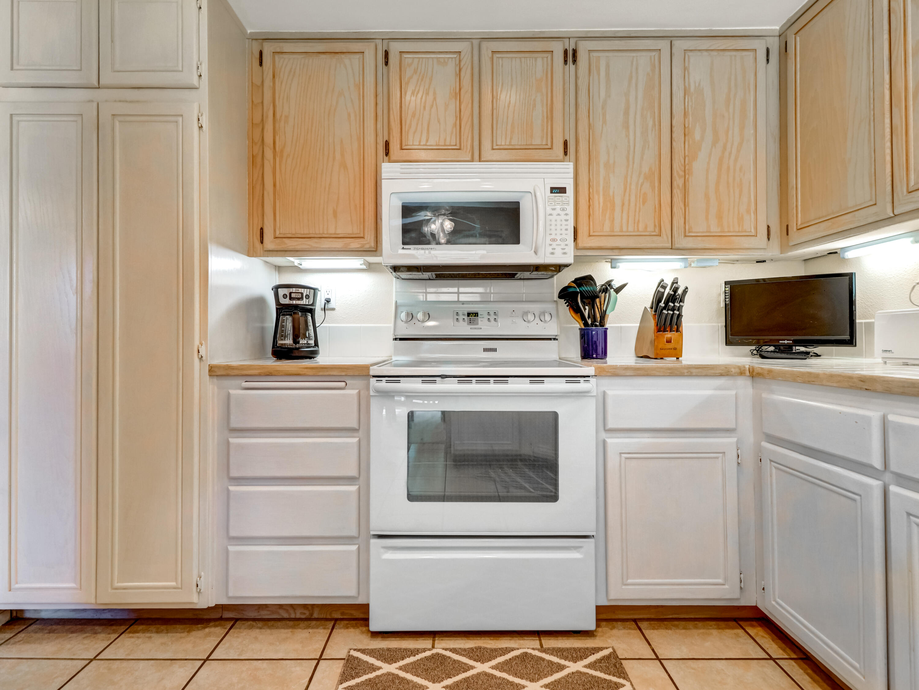 55393 Winged Foot La Quinta, CA 92253 - Photo 11 of 29 a kitchen with white cabinets and appliances