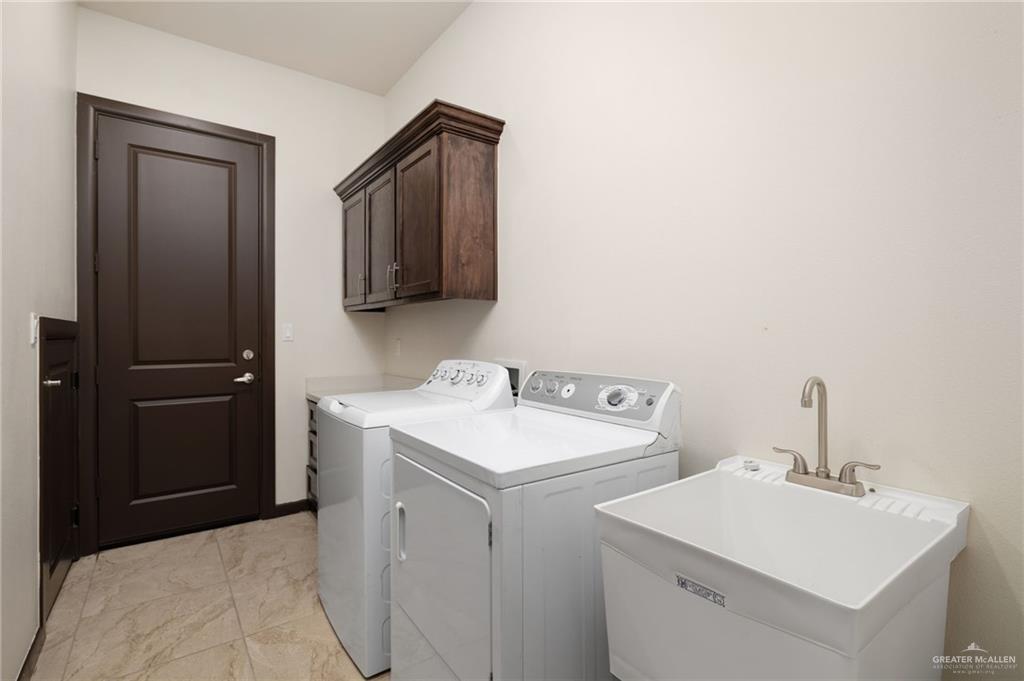 2615 South 43 Rd Lane McAllen, TX 78503 - Photo 19 of 22 a bathroom with a sink and a mirror