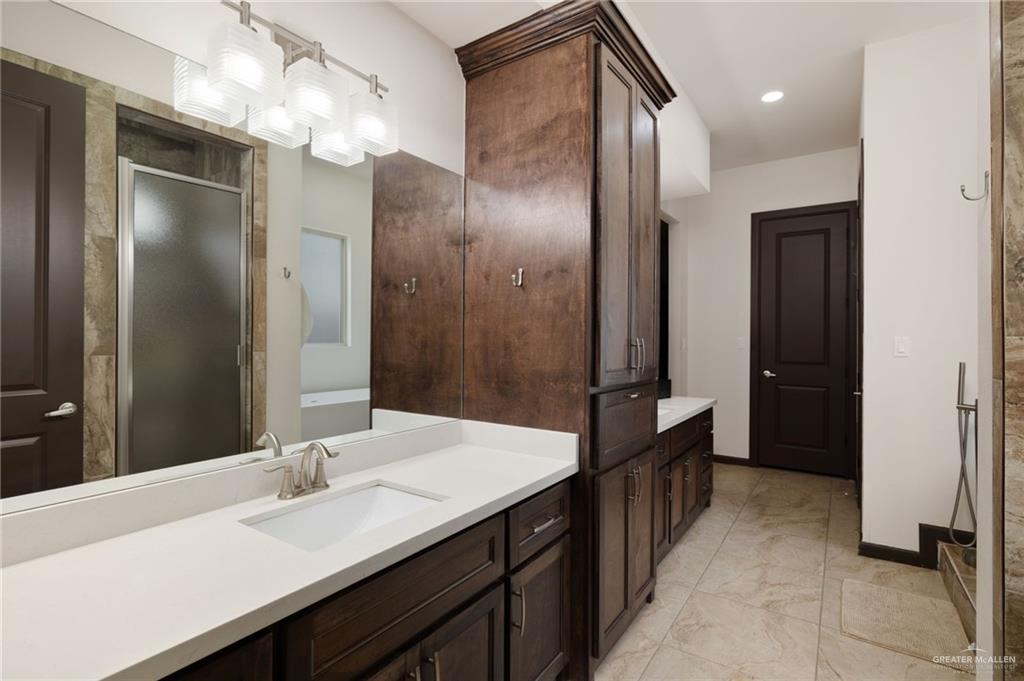 2615 South 43 Rd Lane McAllen, TX 78503 - Photo 9 of 22 a bathroom with a double vanity sink and a mirror