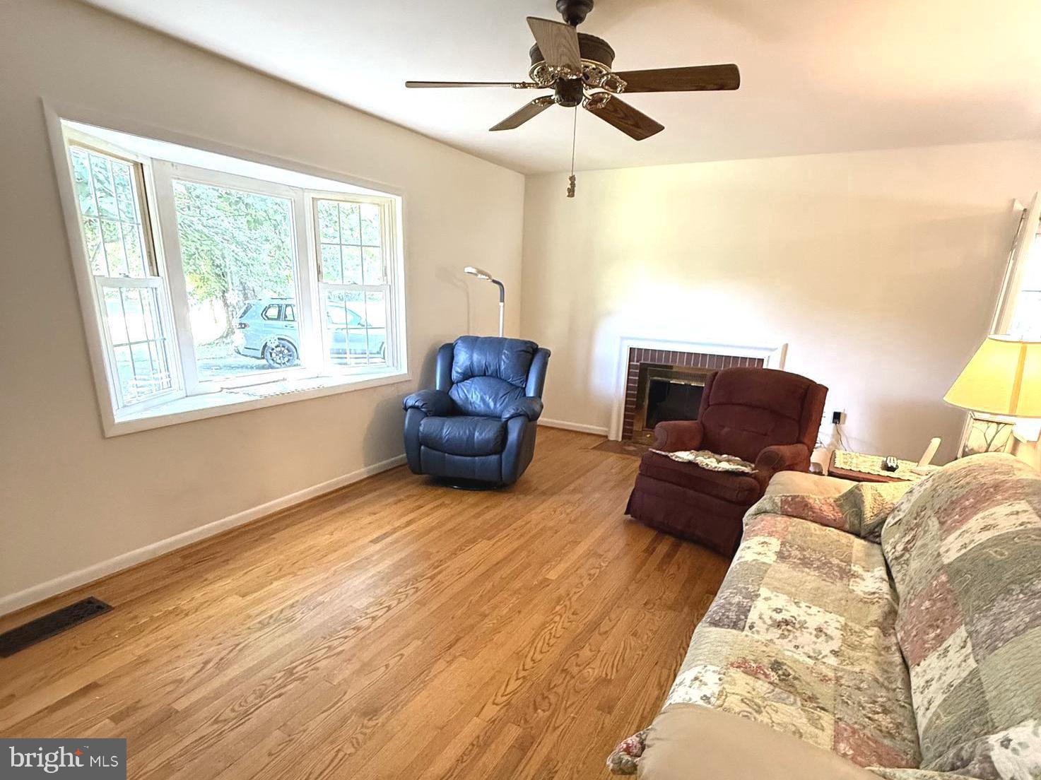 17916 Muncaster Road Derwood, MD 20855 - Photo 17 of 37 Living Room