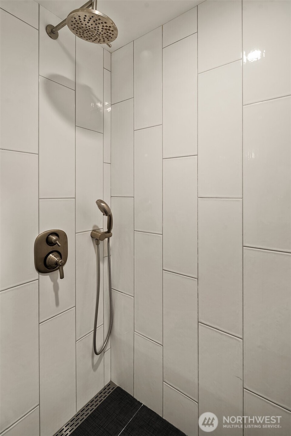 2201 3rd Avenue, Unit 2601 Seattle, WA 98121 - Photo 31 of 40 a bathroom with a shower