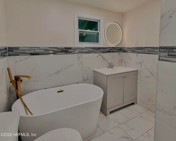 a view of a pathway of a house with wooden fence