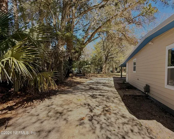 a view of a backyard