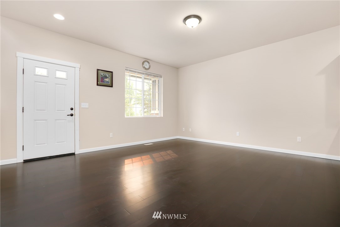379 Graham Avenue Northeast Renton, WA 98059 - Photo 2 of 16 Gallery Image 2
