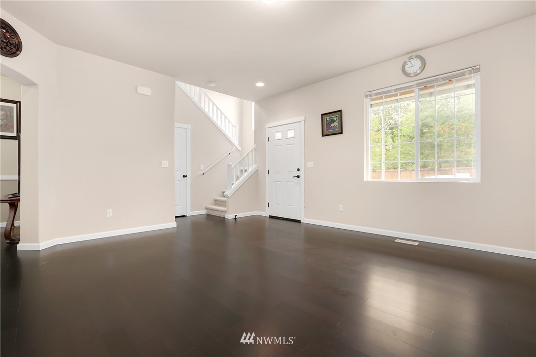 379 Graham Avenue Northeast Renton, WA 98059 - Photo 3 of 16 Gallery Image 3