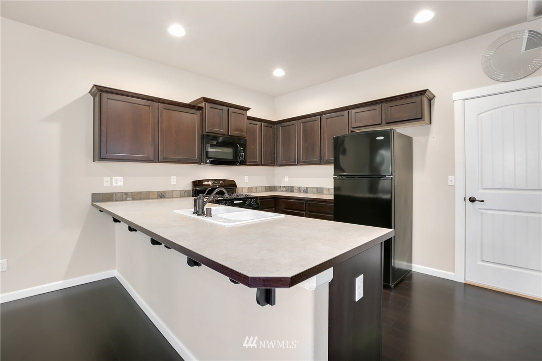 379 Graham Avenue Northeast Renton, WA 98059 - Photo 5 of 16 Gallery Image 5