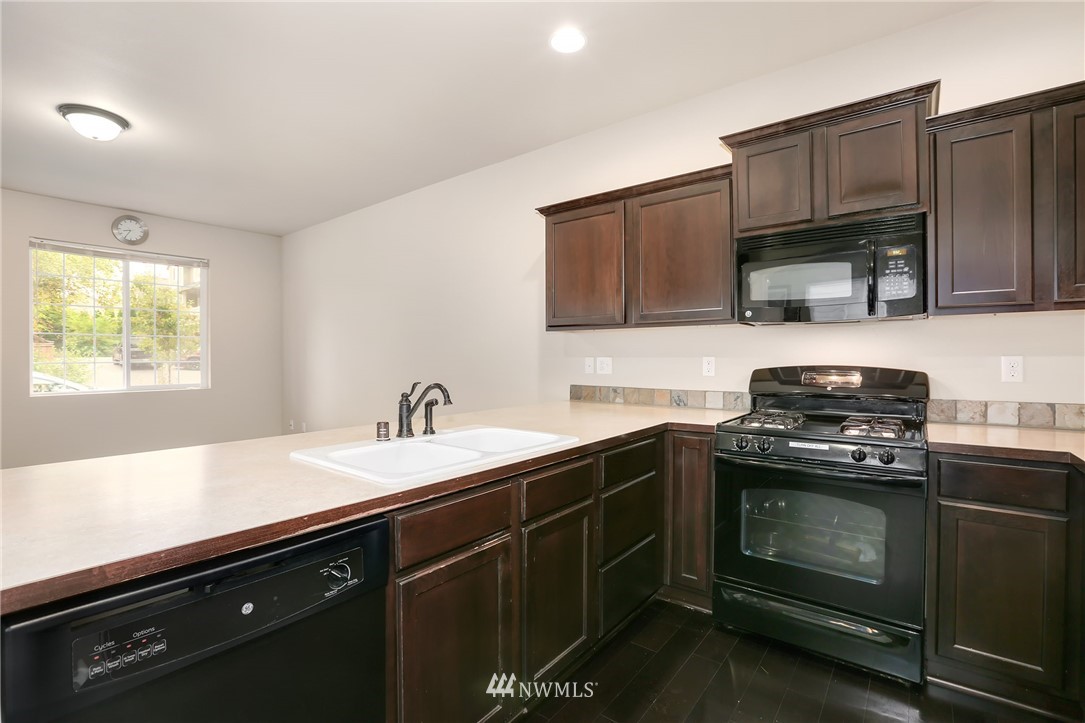 379 Graham Avenue Northeast Renton, WA 98059 - Photo 6 of 16 Gallery Image 6