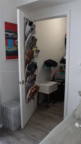 a view of entryway with workspace