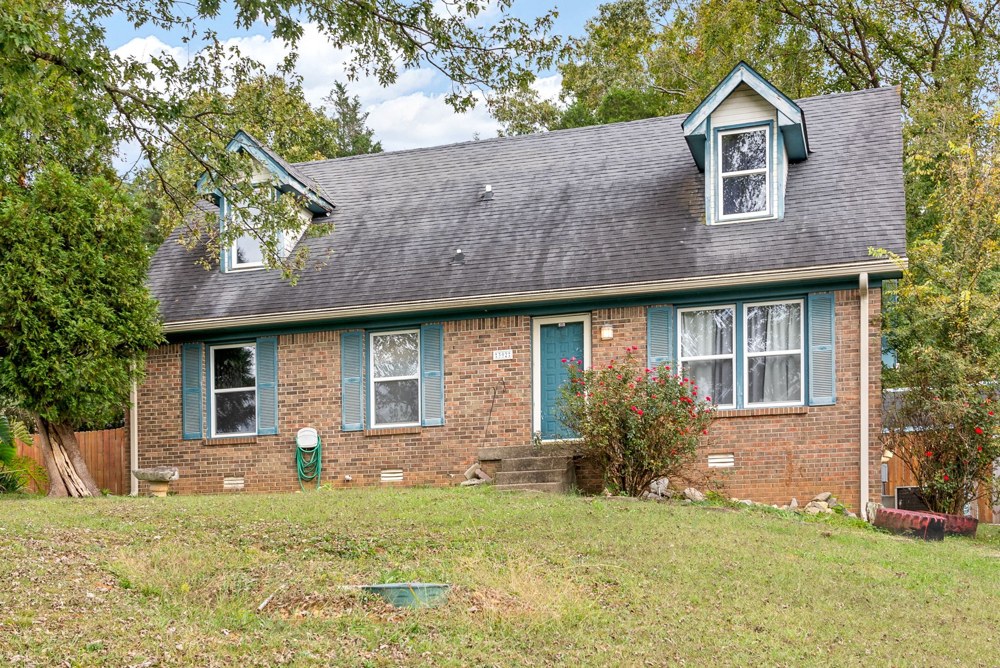 392 Dean Road Clarksville, TN 37040 - Photo 3 of 25 a front view of a house with garden