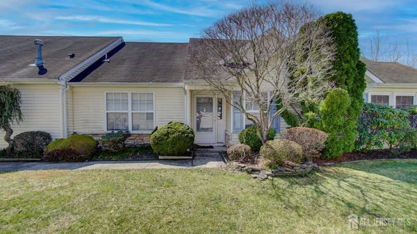 a view of a house with backyard and garden